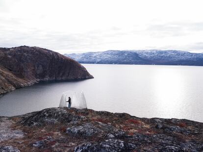 Una panorámica con mensaje. En Sarfannguit, en el municipio de Qeqqata, al oeste de la remota Groenlandia, el arquitecto sueco Konstantin Ikonomidis ha querido celebrar la cultura de los inuits con un pabellón que recuerda a sus viviendas. Una edificación anclada a las rocas que ha creado junto a miembros de esta comunidad y en colaboración con la Unesco. Para esta estructura de vidrio, que busca honrar la “herencia cultural y conocimientos tradicionales” de este pueblo, según la Unesco, se ha inspirado en la Luna y en la luz del Ártico.