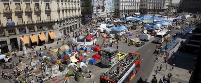 La acampada esta mañana, bajo temperaturas de 30 grados y con menos carteles en los escaparates de los pequeños comercios.