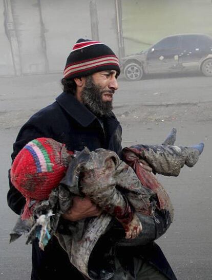 La fotografía, difundida por la oposición, muestra a un hombre que porta en brazos a su hijo muerto. Alepo, Siria.