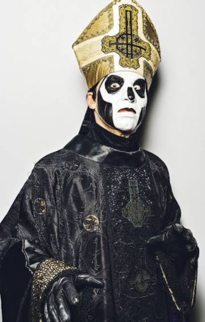 En Peñíscola tuvieron al Papa Luna. El actual Papa Negro es un venezolano de 67 años. Ambos palidecen al lado de este papa ‘heavy’ nórdico, en esta imagen, fotografiado por ICON en Madrid.