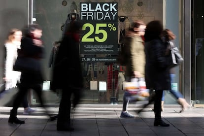 Aunque algunas marcas han sido fieles a la tradición y han dado este mismo viernes el pistolezado de salida al "Black Friday", otras han arrancado los descuentos desde el pasado lunes con unas ofertas que se prolongarán, en la mayoría de los casos, durante todo el fin de semana. En la imagen, el escaparate de una tienda anuncia el 'Black Friday' en el centro de Barcelona.