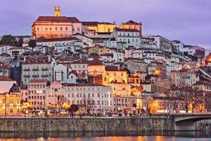 Vista de la ciudad portuguesa de Coimbra, que se alza en un promotorio del r&iacute;o Mondego. 