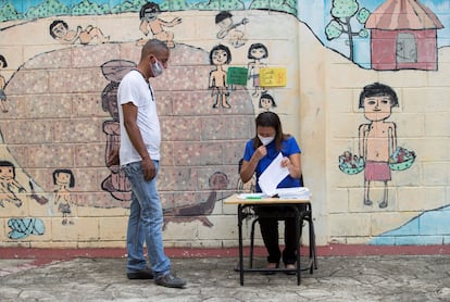 Un hombre acude a buscar libros y material escolar en la escuela Eulalio Arias, durante el inicio oficial del año escolar 2020, en Santo Domingo.