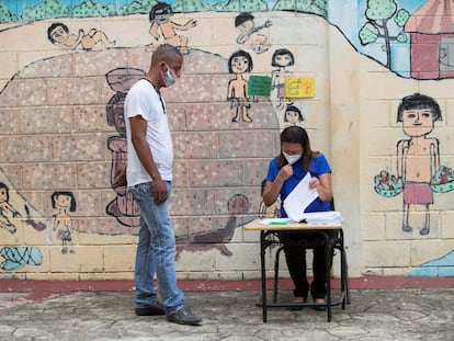 Un hombre acude a buscar libros y material escolar en la escuela Eulalio Arias, durante el inicio oficial del año escolar 2020, en Santo Domingo.