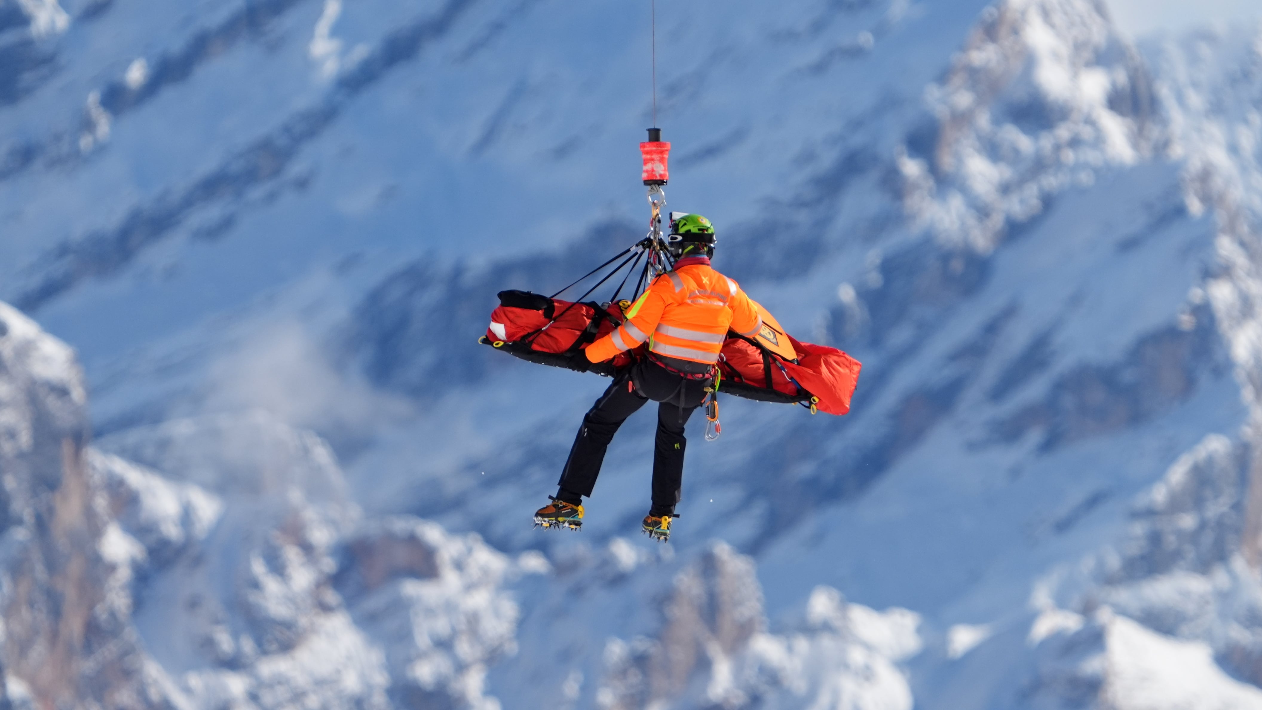 La campeona olímpica Lindsey Vonn se rompe en plena final de descenso en los Juegos de Milán-Cortina en los que brilla su compatriota Johnson