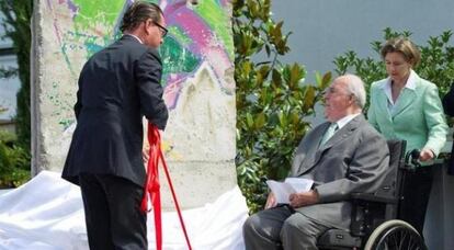 Helmut Kohl recibe un trozo del muro de Berlín