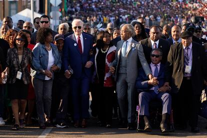 El presidente Joe Biden se dispone a atravesar el puente Edmund Pettus en Selma, junto con líderes y activistas locales.