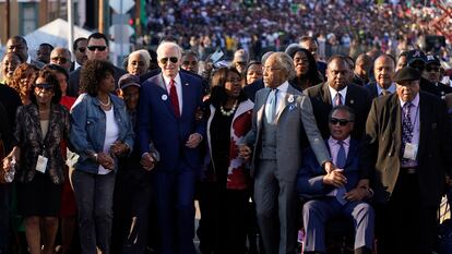 El presidente Joe Biden se dispone a atravesar el puente Edmund Pettus en Selma, junto con líderes y activistas locales.