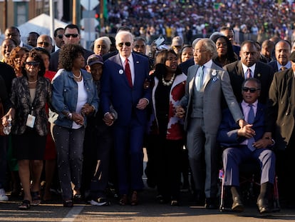 El presidente Joe Biden se dispone a atravesar el puente Edmund Pettus en Selma, junto con líderes y activistas locales.