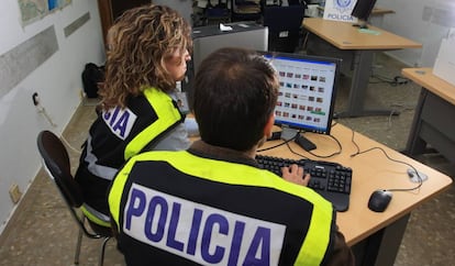 Dos policías analizan un ordenador con material pedófilo.