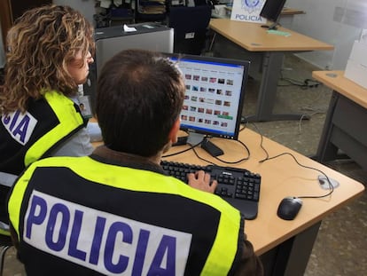 Policías analizan ordenador pedofilia