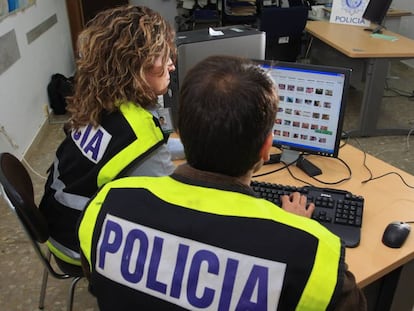 Dos policías analizan un ordenador con material pedófilo.