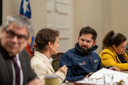 Boric, reunido con su gabinete de seguridad, habla con la ministra Tohá, el 18 de julio en La Moneda.