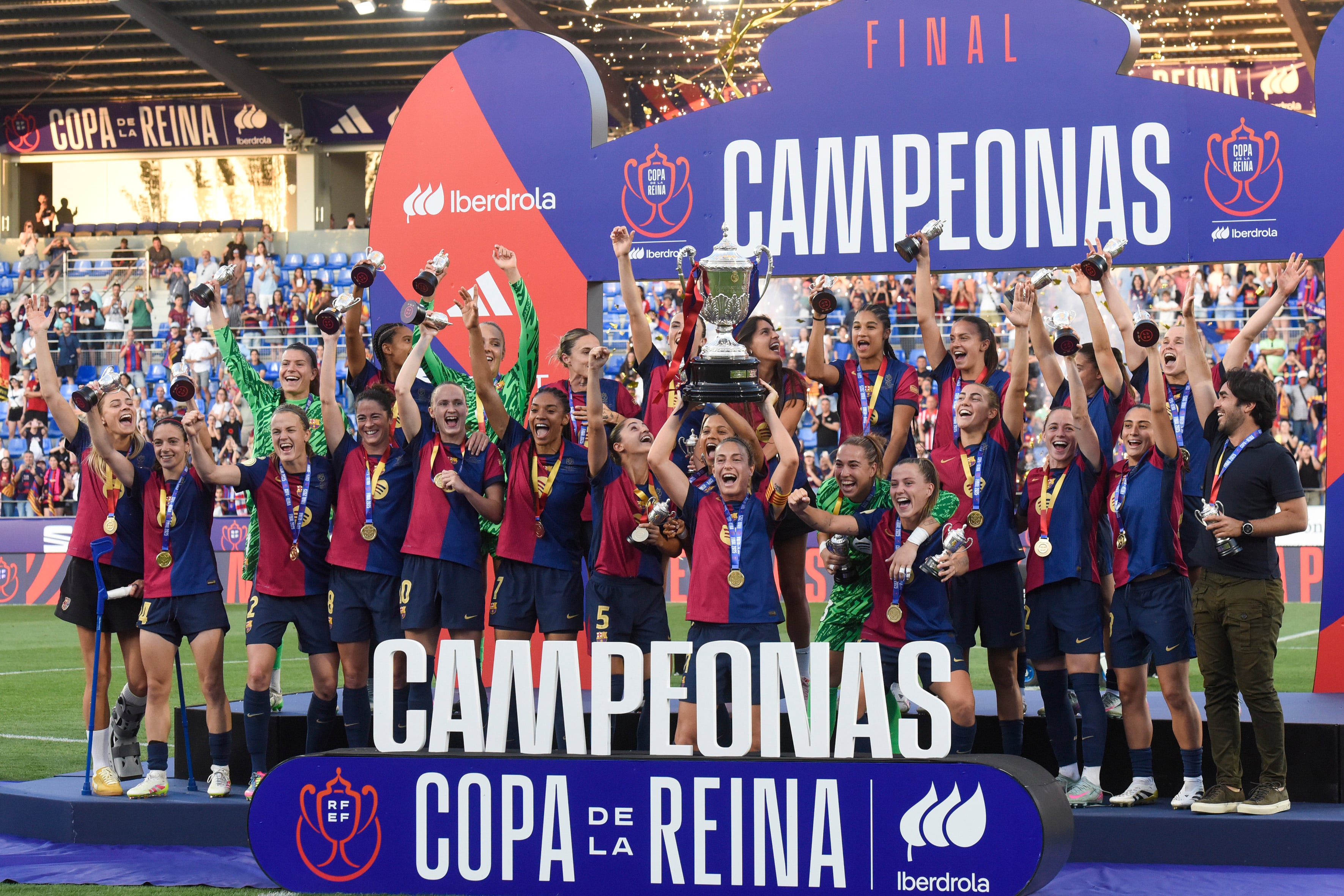 El Barça levanta la Copa de la Reina para culminar con el triplete otro año de dominio absoluto en España