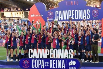 Las jugadoras del Barça celebran el título tras vencer al Atlético en la final de la Copa de la Reina este sábado en El Alcoraz (Huesca).
