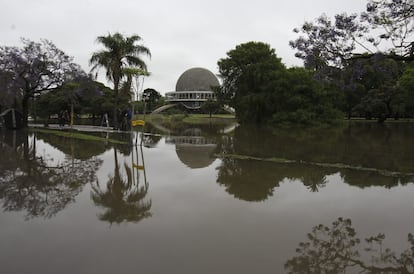 El Observatorio Central de Buenos Aires informó que en los últimos tres días cayeron 122 milímetros de lluvia. en la imagen, los alrededores del Planetario de Buenos Aires