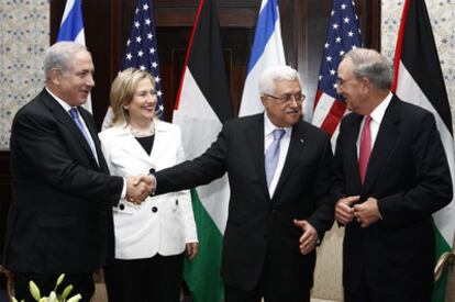 Hillary Clinton, con Netanyahu (izquierda), dando la mano a Abbas, y George Mitchell, en Sharm el Sheij.