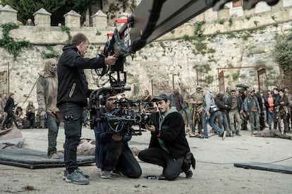 El rodaje de la tercera temporada de 'The Walking Dead: Daryl Dixon', en Sepúlveda, con Paco Cabezas como director.