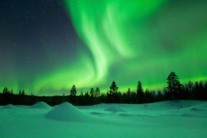 Cada año, desde finales de otoño hasta principios de primavera, la aurora boreal pinta la noche de colores hipnóticos e impresionistas, más vivos aún si se supera el Círculo Polar Ártico. Laponia es un lugar ideal para verla, especialmente junto a la orilla helada del lago Inari, en la parte finlandesa.