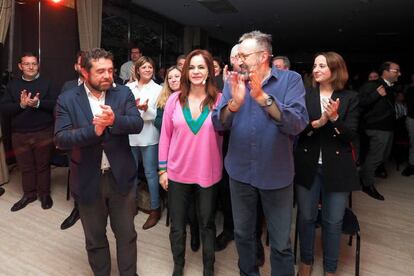 El portavoz de Cs en el Congreso, Juan Carlos Girauta (derecha), y el secretario general del Grupo Parlamentario, Miguel Gutiérrez, acompañan a la candidata Silvia Clemente en el cierre de campaña para las primarias del partido a la Presidencia de la Junta de Castilla y León. 