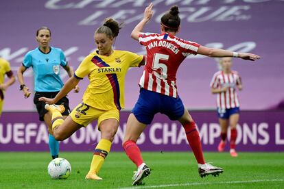 Lieke Martens golpea el balón en los cuartos de final contra el Atlético.