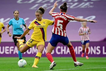 Lieke Martens golpea el balón en los cuartos de final contra el Atlético.