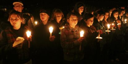 Estudiantes del instituto de South Hadley, en Massachusetts, durante la vigilia organizada en memoria de Phoebe Prince, el pasado enero.