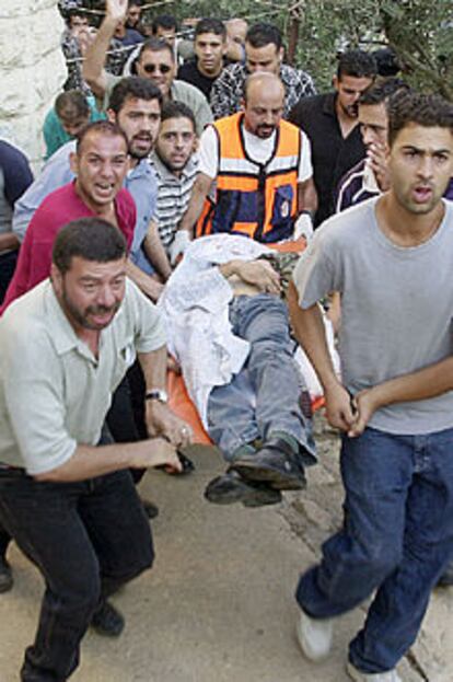 Palestinos transportaban ayer el cadáver de Mohamed Saadat en Ramala.