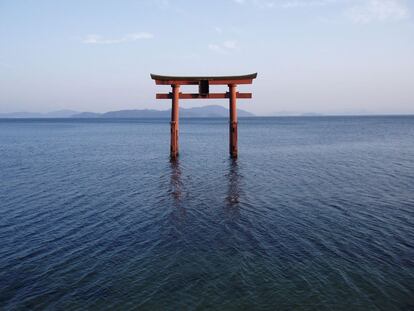 El 'torii' (puerta del templo) de la isla japonesa de Miyajima se cubre de agua con la marea alta.
