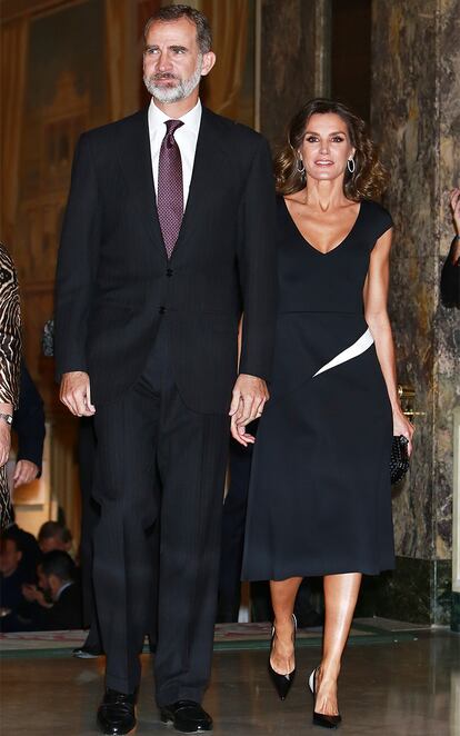 La Reina eligió un vestido de Carolina Herrera.