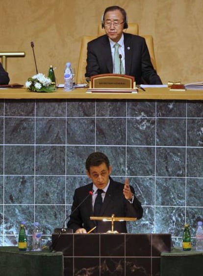 El presidente de Francia, Nicolás Sarkozy, habla en la jornada inaugural de la conferencia de la ONU para la finaniciación del desarrollo, al sus espaldas el secretario general, Ban Ki-Moon