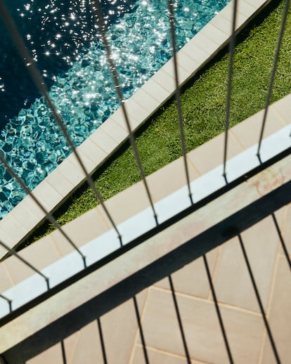 La parcela tiene un desnivel de once metros, que Jaime Prous ha aprovechado para hacer una vivienda con el acceso por la zona alta y una piscina en la parte más baja.