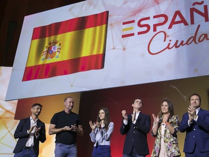 Albert Rivera (middle) at an event Sunday presenting his political platform.