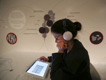 Una visitante a la exposici&oacute;n &#039;La invenci&oacute;n concreta&#039; en el Reina Sof&iacute;a emplea uno de los iPads de libre uso.