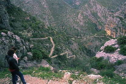 Bajada en zig-zag del Barranco del Infierno, 6.700 peldaños, en el Valle del Laguar, Alicante.