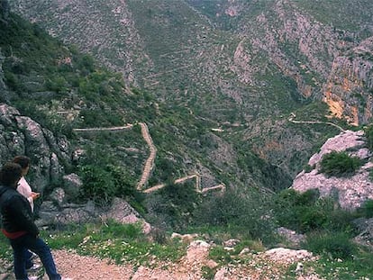 Bajada en zig-zag del Barranco del Infierno, 6.700 peldaños, en el Valle del Laguar, Alicante.