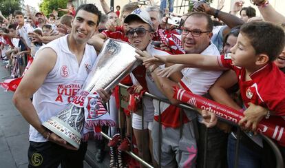 Reyes, junto a unos aficionados.