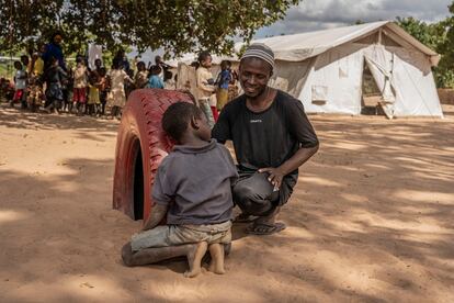 Actividad lúdica para los niños desplazados en la comunidad de acogida de Metuge, en Mozambique