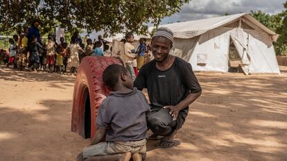 Actividad lúdica para los niños desplazados en la comunidad de acogida de Metuge, en Mozambique