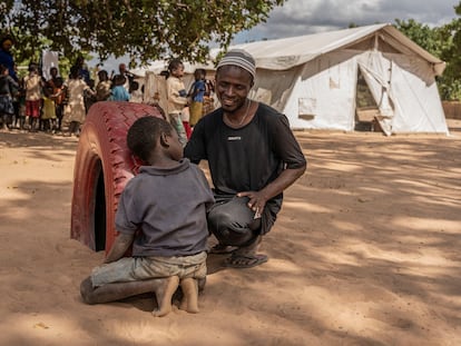 Actividad lúdica para los niños desplazados en la comunidad de acogida de Metuge, en Mozambique