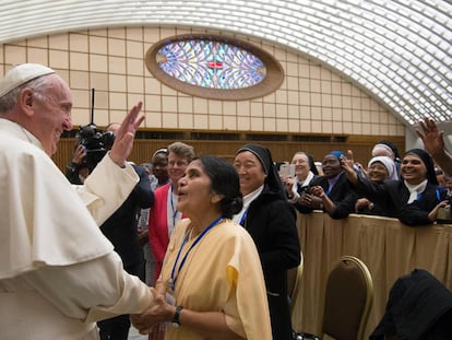 O Papa em sua reunião com as madres superioras.