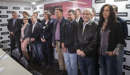 Elisenda Paluzie amb representants de la candidatura Eines de País, aquest divendres.