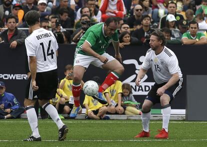 Cuauhtémoc Blanco, exjugador del América, repite su famosa 'cuauhtemiña' frente a Steffen Freund, excentrocampista del Dortmund y hoy entrenador del Tottenham Hotspur de la Premier. 