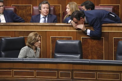 La ministra de Defensa, María Dolores de Cospedal, conversa con el diputado Fernando Martínez-Maillo.