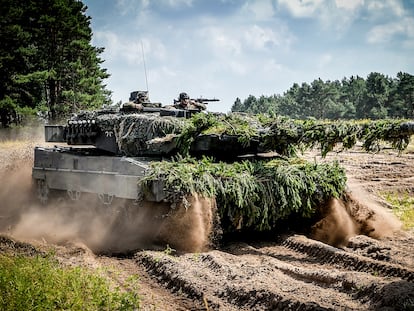 Soldados alemanes, practicando con un tanque Leopard 2 A6 en Augustdorf (Alemania).