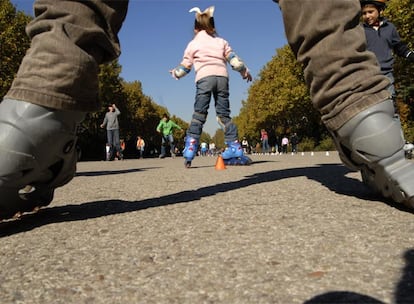 Un grupo de niños patina en el parque del Retiro.