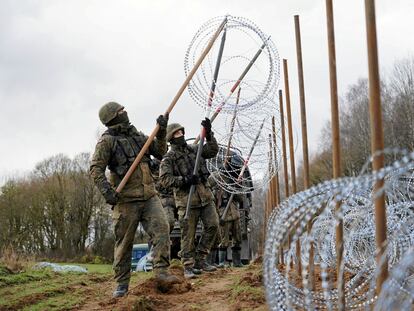 Soldados polacos construyen una alambrada de concertina cerca de Bolcie, en la frontera con el enclave ruso de Kaliningrado.