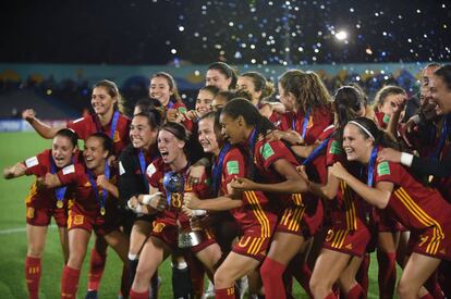 Las jugadoras de la sub-17 celebran en título mundial en Montevideo. 