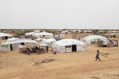 Tiendas en el campo de refugiados de Goudébou, a una hora de carretera de Dori, en el norte de Burkina Faso. La mayor parte de los 8.500 malienses que viven en este espacio tienen miedo de que la violencia les vuelva a alcanzar.