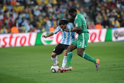 Tévez protege el esférico ante el acoso del nigeriano Taiwo.